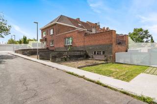 Statige hoek-en handelwoning in een rustige woonwijk te Kortrijk. Deze eigendom is voorzien van voldoende parkeerruimte om uw wagen(s) te stationeren. <br /><br />Bij het binnenkomen komt u terecht in de handelsruimte of inkomhal. Aansluitend op de handelsruimte komen we in de keuken met eethoek. Naast de keuken vinden we de gezellige leefruimte met zicht op het ruimte terras. Op het gelijkvloers vinden we nog een badkamer terug. <br /><br />Ook op de 1ste verdieping vinden we nog een 2de badkamer en 2 slaapkamers. Er is ook een vaste trap naar zolder die u de mogelijkheid biedt een 3de of 4de slaapkamer te creëren. De woonst is volledig onderkelderd.<br /><br />Deze eigendom biedt enorm veel mogelijkheden door het volume die het omvat. <br /><br />Wenst u deze eigendom te bezoeken?<br /><br />Aarzel dan niet en plan uw bezoek in!<br /><br />