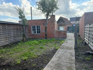 Deze te renoveren woning is gelegen op een perceel van 3a 20ca, op een rustige locatie in Genk.<br /><br />De woning is voorzien van 5 slaapkamers, keuken, leefruimte, badkamer en toilet. <br />Verder is er een kelder aanwezig en heeft de woning een zolder die bereikbaar is via een vaste trap.<br />U kan de woning via de achterzijde ook bereiken met de auto. <br /><br />De woning wordt verwarmd op aardgas en heeft een gunstig EPC D waardoor er geen renovatieplicht is.