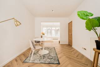 Quares - TREVI Groep presenteert :<br />Deze ruime, instapklare woning werd recent grotendeels gerenoveerd. Dankzij het uitstekende onderhoud en de logische, praktische indeling voelt u zich hier meteen thuis. Gelegen in het hart van Mechelen, geniet u van de nabijheid van de levendige binnenstad terwijl u toch geniet van rust en privacy.<br /><br />De woning werd in 2025 van een volledig nieuw dak voorzien. <br /><br />Bij binnenkomst via de inkomhal betreedt u de leef- en eetruimte. In de living zorgt een ingebouwde sfeerhaard in combinatie met een visgraat parket voor extra gezelligheid. De aangrenzende half-open keuken is volledig uitgerust met tal val van opbergkasten. Aan de keuken bevindt zich een kleine buitenruimte waar je in alle rust en privacy kan vertoeven. Op de eerste verdieping bevindt zich de masterbedroom alsook een zeer ruime badkamer met dubbele lavabo, bad, douche en toilet. Op de tweede verdieping bevinden zich nog twee extra slaapkamers. De vierde slaapkamer bevindt zich onder het dak en is zeer ruim.<br /><br />Deze woning is een ideale kans voor mensen die houden van comfort, rust en toch willen genieten van het stadsleven.