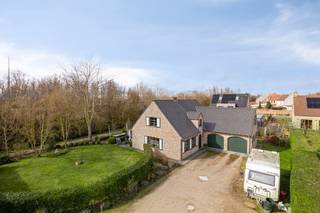 VEURNE: Stijlvolle en tijdloze villa in residentiële wijk met 4 slpks (waarvan 1 glvl.), 2 badk., dubbele garage en zonnige inplanting op...