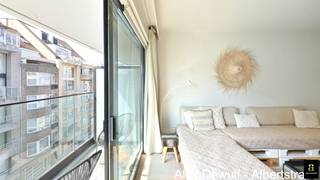 Instapklaar 1-slaapkamerappartement op een topligging te Knokke gelegen op enkele passen aan het Rubensplein. <br />Kleinschalige goed onderhouden residentie: volledig nieuwe voorgevel en terrassen ook de inkomhal werd vernieuwd. <br />Samenstelling: Inkomhal, apart toilet, open keuken met berging (voor wasmachine en droogkast) woonkamer met schuifraam dat uitgeeft op het brede zuidgerichte terras aan de straatzijde. Badkamer en ruime slaapkamer met terras. Parketvloer. <br />Grote kelder inbegrepen. <br />[EPC: 312 kWh/m² UC: 2206857)