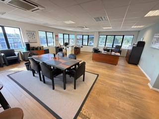 Kantoor op absolute topligging op de splitsing tussen Kapelsesteenweg en Bredabaan.<br /><br />Oppervlakte : 97 m².<br />Ingemaakte kasten - Verlichting - Polybeton - Parket - Airco.<br />Kitchenette met frigo - afwasbak. Afzonderlijk toilet.<br /><br />2 parkeerplaatsen<br />Algemene onkosten : € 75 per maand (excl. BTW)<br /><br />De beschikbaarheid van het kantoor is overeen te komen.<br />
