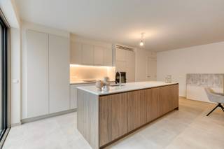 Droom je van comfortabel wonen vlakbij het bruisende centrum van Roeselare, met alles binnen handbereik? Dan is dit instapklare appartement in een kleinschalig nieuwbouwproject met slechts 19 wooneenheden misschien wel jouw nieuwe thuis.<br /><br />Gelegen op een boogscheut van de Grote Markt, winkels, het treinstation en bushaltes, én op wandelafstand van cultuurcentrum De Spil, combineert dit appartement rust, bereikbaarheid én beleving. Ideaal voor wie houdt van de voordelen van het stadsleven, zonder in te boeten aan woonkwaliteit.<br /><br />Binnenin geniet je van een hoogwaardige afwerking met oog voor comfort. De ruime leefruimte met open, volledig ingerichte keuken vormt het hart van het appartement. Dankzij de vloerverwarming (aangesloten op het duurzame warmtenet) geniet je van een aangename warmte.<br /><br />De indeling is doordacht en praktisch:<br /><br />* Grote leefruimte met veel lichtinval<br />* Open keuken uitgerust met moderne toestellen<br />* 2 grote slaapkamers<br />* Ruime badkamer met inloopdouche<br />* Gastentoilet<br />* Bergruimte<br />* terras palend aan de keuken en leefruimte, perfect om buiten te genieten!<br /><br />Bovendien is elk appartement uitgerust met de Hello Help systeem-app, wat kan zorgen voor extra gemoedsrust en veiligheid (meer info verkrijgbaar).<br /><br />De kelderverdieping beschikt over afgesloten garages en privatieve bergruimtes.<br /><br />Interesse in dit stijlvolle appartement met topligging en kwaliteitsvolle afwerking? Contacteer ons voor meer informatie of een bezichtiging. Wonen in Roeselare was nog nooit zo comfortabel!<br /><br />Benieuwd naar een ander type appartement in deze residentie? Contacteer ons op 051/545969!