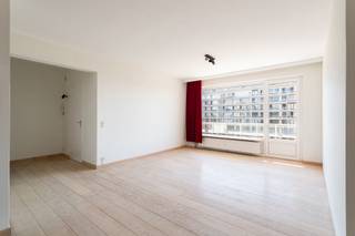 <strong>Gezellig 2 slaapkamer appartement in "Residentie De La Marcke" voorzien van een zonneterras over de volledige breedte met groen zicht! <span>Het appartement is uitstekend gelegen te Fruithoflaan nabij winkels, Delhaize, Colruyt, Traitteur-slagerij Finebek, openbaar vervoer, scholen, belangrijke in-en uitvalswegen.</span><br /><br /></strong>
<p><strong><span>INDELING:<br /></span></strong>De lichtrijke LEEFRUIMTE ca. 6,30m x 4,00m geeft via de deur directe toegang tot het zonnige terras ca. 12,42m x 1,25m met rustgevend groen uitzicht. De ingerichte te renoveren KEUKEN ca. 1,97m x 3,19m voorzien van opbergkasten en toestellen; een inductievuur van Etna, dampkap, oven, spoelbak en een afwasmachine van Beko. <br /><br />De NACHTHAL ca. 1,16m x 1,83m geeft u toegang tot het apart gastentoilet en een praktische ingebouwde kast. Verder zijn er 2 SLAAPKAMERS (ca. 2,7m x 3,51m en 3,20m x 4,48m), een BADKAMER ca. 1,62m x 2,86m met ligbad (met douchemogelijkheid) en een lavabomeubel. Tevens is er een aansluiting voorzien voor het was- en droogmachine.<br /><br />Kelderberging is inbegrepen. <br /><br /></p>
<strong><span>BIJZONDERHEDEN: </span></strong><br />* 2 slaapkamer appartement met groen uitzicht.;<br />* Privatieve kelder inbegrepen;<br />* Zonnig terras ca. 15 m²<br />* Gelegen op uitstekende locatie te Fruithoflaan nabij winkels, scholen, openbaar vervoer, belangrijke in-en uitvalswegen;<br />* EPC: 180 kWh/m² - label B, elektrische keuring conform, conciërge in het gebouw;<br />* Heden gestart met renovatiewerken aan de verhuisweg (112-114-116) financiering via het reservekapitaal. In de toekomst worden de terrassen gerenoveerd na goedkeuring en opmaak van een studie.<br />* Fietsenberging aanwezig<br />* Maandelijkse kosten ca. 270 euro/maand (provisie water, verwarming, syndicus, blokpolis, reservekapitaal...)<br />* In 2023 werden de ramen vernieuwd (facturen aanwezig).