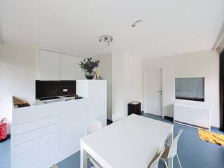 Deze interessante opbrengsteigendom is uitstekend en centraal gelegen op wandelafstand van het strand van Nieuwpoort-Bad en geniet van een uitstekende commerciële visibiliteit.<br />Het pand bestaat uit een handelsgelijkvloers van ca. 155 m², momenteel verhuurd, met een ruime en lichtrijke handelsruimte, diverse bergingen en sanitaire voorzieningen.<br />Daarnaast beschikt het pand over een gelijkvloers appartement van ca. 71 m², ideaal voor vakantieverhuur of eigen gebruik .Dit appartement omvat een inkomhal, een lichtrijke leefruimte met open keuken, één slaapkamer, een badkamer met douche en toilet, een afzonderlijk gastentoilet en een praktische berging. Vanuit de leefruimte heeft u toegang tot het terras en de tuin, met exclusief genotsrecht.<br />Bovendien beschikt het pand over twee privatieve autostaanplaatsen met exclusief genotsrecht, wat een absolute meerwaarde is.<br />Dankzij de combinatie van een uitstekende commerciële ligging, vaste huuropbrengsten van het handelsgelijkvloers en het extra rendement via de vakantieverhuur van het appartement, vormt deze eigendom een uitzonderlijke investeringsopportuniteit.