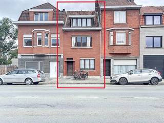 Deze te renoveren woning is gelegen aan de Brugsesteenweg, een van de belangrijkste invalswegen van Kortrijk. De locatie staat bekend om haar uitstekende bereikbaarheid en centrale ligging. Via de vlotte verbinding met het stadscentrum, de E17 en de R8 geraakt u moeiteloos overal. Bovendien bevinden zich in de nabije omgeving diverse winkels, scholen en openbaar vervoer, wat dit huis extra interessant maakt.Indeling: *Gelijkvloers: - inkomhal - ruime leefruimte - keuken - badkamer - tuinberging - gezellige stadstuin *Eerste verdieping: - 2 ruime slaapkamers *Tweede verdieping - zolderkamer die werd ingericht tot slaapkamer Deze woning met stadstuin in Kortrijk biedt heel wat mogelijkheden voor wie op zoek is naar een renovatieproject met potentieel. Dankzij de gunstige ligging en de praktische indeling vormt dit pand de ideale basis om uw droomhuis te realiseren.Wenst u meer info over deze woning of wenst u een bezoek ter plaatse? Contacteer Alissia Dewitte (0472 18 64 21 - alissia.dewitte@dewaele.com) of Yoshi Vandeginste (0474 49 50 38 - yoshi.vandeginste@dewaele.com)Dit pand is onderworpen aan de renovatieverplichting van de Vlaamse overheid voor residentiële gebouwen (behoudens bij sloop binnen 5 jaar na de aankoop). Consulteer voor meer informatie de website van het Vlaams Energie- en Klimaatagentschap via https://www.vlaanderen.be/een-woning-kopen/renovatieverplichting-voor-residentiele-gebouwen