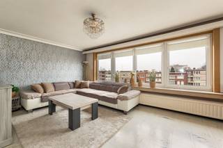 Cet appartement spacieux de 95 m² se trouve à quelques pas de Rivierenhof, le plus grand parc d'Anvers. Ici, vous combinez la tranquillité et l'accessibilité sans effort.Des supermarchés, des cafés agréables et des restaurants sont accessibles à pied.Le Ring, la Bisschoppenhoflaan et la Turnhoutsebaan permettent d'entrer et de sortir facilement de la ville. Transports publics et vélos ? Ils sont littéralement au coin de la rue.- 95 m² d'espace habitable- Bâtiment en béton (1955) - construction solide- Pas de voisins du dessus- Aménagement pratique- Bonne accessibilitéOn accède à l'appartement par un escalier.Le hall d'entrée avec les toilettes séparées mène à l'espace de vie situé à l'avant. Grâce aux grandes fenêtres, vous bénéficiez ici de la lumière et de l'ouverture. La cuisine, équipée d'appareils électroménagers, se trouve à côté. Au calme, à l'arrière, se trouve la chambre à coucher spacieuse - un endroit où vous pouvez vraiment vous détendre.La salle de bains est équipée d'une baignoire/douche et d'un lavabo.L'absence de voisins à l'étage est un gage de tranquillité.Charges mensuelles : 75 € (ascenseur, électricité, parties communes, syndic, police d'immeuble et fonds de réserve) vous vivez ici de manière transparente et correctement gérée.Vivre avec tout à portée de main ?Planifiez bientôt votre visite via www.sinjoor.be et venez découvrir l'ambiance par vous-même.