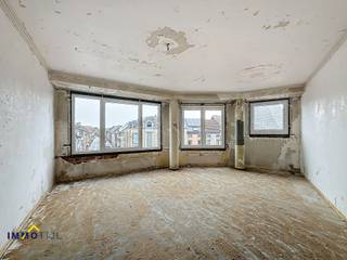 Dit appartementsgebouw, gelegen in hartje Aalst, is ideaal voor wie op zoek is naar een renovatieproject met veel mogelijkheden. Het gebouw werd reeds volledig gestript en is klaar voor verdere afwerking/renovatie.<br /><br />Er zijn in totaal drie appartementen waarbij elk appartement ruimte biedt voor het inrichten van een inkom, woonkamer, keuken, badkamer en twee (slaap)kamers. Met de nodige renovaties biedt dit pand uitstekende mogelijkheden voor rendement. <br /><br />De ligging is uiterst aantrekkelijk: de Bert Van Hoorickstraat bevindt zich in een levendige buurt van Aalst, op wandelafstand van de Grote Markt en Vredeplein, ... waar u kunt genieten van een breed scala aan winkels, restaurants en gezellige cafés. De nabijheid van openbaar vervoer en belangrijke verbindingswegen maakt deze locatie zeer toegankelijk en ideaal voor zowel bewoners als bezoekers.<br /><br />Het hele gebouw is al voorzien van nieuwe ramen met dubbele beglazing, wat zorgt voor energie-efficiëntie en comfort. De energieprestaties zijn als volgt: 210 kWh/m²/jaar, 189 kWh/m²/jaar, 384 kWh/m²/jaar en label F voor het gelijkvloers. Voor meer informatie en/of voor een bezoek in te plannen, kunt u contact opnemen met Tijl via 0477 44 86 11.