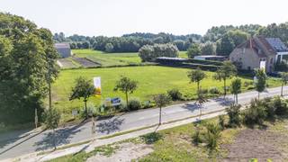 Ontdek deze prachtige bouwgrond in Mariekerke, een charmante deelgemeente van Bornem. Hier woon je in alle rust, terwijl je toch dicht bij winkels, scholen en openbaar vervoer bent. De basisschool ligt op slechts één kilometer afstand en de dichtstbijzijnde bushalte bevindt zich op 60 meter. De gronden liggen in de omgeving van de Schelde en het natuurreservaat "Eiland van Mariekerke", waar je eindeloos kunt genieten van prachtige wandel- en fietsroutes. Achteraan het terrein geniet je van een adembenemend vergezicht over de omliggende natuur.
Dankzij de ruime stedenbouwkundige voorschriften heb je tal van mogelijkheden om jouw ideale woning te realiseren. Er zijn twee bouwlagen toegestaan, met daarboven nog een extra dakverdieping, waardoor je volop kunt inspelen op jouw woonwensen. Wij bouwen hier jouw nieuwe, energiezuinige woning volledig op maat en tegen een vaste prijs.
Benieuwd naar de locatie? Je vindt de bouwgrond links naast Paardenstraat 90. Neem contact met ons op en ontdek alle mogelijkheden. Vraag ook meteen jouw gratis inspiratieboek aan: 250 pagina’s vol woonideeën en plannen om je te inspireren!
