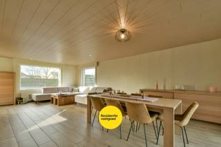 Welkom in deze energiezuinige en vernieuwde halfopen bebouwing (EPC-label B), gelegen op een rustige privéweg op een steenworp afstand van het centrum van Oostkamp. Dankzij de vlotte verbinding met de E40 en het openbaar vervoer geniet u hier van een ideale combinatie van rust en bereikbaarheid.<br /><br />De woning verwelkomt u in een ruime inkomhal met gastentoilet(schilderderklaar bij aankoop) en plaats voor een vestiaire. De woonkamer is ruim en loopt naadloos over in de lichtrijke eetplaats met zicht op de groene tuin. Het gelijkvloers beschikt daarnaast over een volledig uitgeruste keuken, een badkamer met inloopdouche, ligbad, toilet en lavabomeubel, een grote wasplaats/technische ruimte en een ruime slaapkamer met en-suite dressing.<br />Op de eerste verdieping bevinden zich drie volwaardige slaapkamers en twee bergruimtes. Daarnaast is er nog extra opbergruimte voorzien op de geïsoleerde zolder.<br />De buitenomgeving is magnifiek: omgeven door groen en uitgestrekte velden geniet u hier volop van de rust. Bovendien beschikt de eigendom over een oprit met plaats voor een zestal wagens.<br /><br />Warm geworden van deze rustig gelegen en energiezuinige woning? Contacteer ons vandaag nog voor een bezoek ter plaatse of meer informatie.<br />De vermelde prijs is een richtprijs; elk bod, hoger of lager, wordt voorgelegd aan de eigenaar, die zich het recht voorbehoudt dit te aanvaarden of te weigeren.