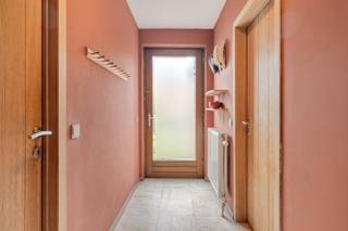 Deze instapklare halfopen bebouwing is gelegen in Kessel-Lo, in een rustige wijk. Ook dicht bij bakkers, scholen en een supermarkt. De woning combineert een rustige woonomgeving met een vlotte bereikbaarheid.<br /> <br />Bij aankomst betreedt u de woning via een inkomhal met apart gastentoilet. Vanuit de inkomhal heeft u directe toegang tot de garage en lichtrijke woonkamer, eetkamer en keuken. <br /> <br />Op de eerste verdieping bevinden zich 4 slaapkamers en een badkamer met dubbel lavabo en toilet. <br /><br />Tot slot is er de zolder die bereikbaar is met een vaste trap en afgewerkt is als 5de slaapkamer. <br /><br />Achteraan de woning bevindt zich nog de aangename tuin die volledig afgespannen is. <br /><br />Vooraan beschikt de woning over een oprit. <br /><br />EPC B. Verwarming op aardgas, ketel werd in 2022 vernieuwd door een condenserende ketel. Elektriciteit is conform. Het dak werd vernieuwd en extra geïsoleerd in 2024. <br /><br />De akte dient bij voorkeur op 15/01/2027 getekend te worden, de verkopers zullen hierna nog maximaal 5 dagen gratis blijven wonen.