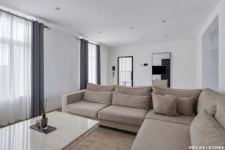 Ruime, gerenoveerde duplex met 3 slaapkamers en parking.Deze duplex is gelegen in het centrum van Burcht, vlakbij de autostrade en de Schelde, en...