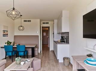 Holiday suite gelegen op het tweede verdiep van <strong>Hotel Ibis Styles </strong>op centrale ligging te Zeebrugge. De suite is volledige ingericht en als volgt ingedeeld: woonkamer met open en ingerichte keuken, terras met zicht op het zwembad, stapelbed met <strong>2 slaapmogelijkheden,</strong> slaapkamer met <strong>dubbel bed</strong> en badkamer met bad/douche, wastafel en toilet. Uitzicht op het zwembad. Men mag gebruik maken van de verscheidene faciliteiten van het hotel. Tevens buiten- en binnen zwembad aanwezig. Eigen gebruik, verhuren of combinatie mogelijk. Enkel mogelijk als tweede verblijf of investering, geen domicilieadres mogelijk. Mooi rendement!<br /><br />Voor meer informatie of een bezoek ter plaatse aarzel niet en bel Gaëlle op het nummer 0479 17 17 17