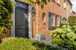<p><span>Deze prachtig onderhouden en volledig instapklare gezinswoning combineert ruimte, comfort en een hoogwaardige afwerking met een zalig rustige ligging vlak bij het centrum van Boechout. Met een bewoonbare oppervlakte van maar liefst 245 m² op een perceel van 378 m² biedt de woning uitzonderlijk veel leef- en bergruimte.</span></p><p><span>De lichtrijke woonkamer sluit aan op de ruime eetkamer en de moderne, volledig uitgeruste keuken met centraal eiland. De woning werd afgewerkt met duurzame, kwalitatieve materialen. Zo werd de stijlvolle parketvloer consequent doorgetrokken, wat zorgt voor een warme en harmonieuze uitstraling.</span></p><p><span>Er zijn drie ruime slaapkamers, 2 praktische dressings en twee volwaardige badkamers. Op het gelijkvloers bevinden zich bovendien een garage, een berging/bijkeuken naast de keuken en een extra bergruimte met handige, rechtstreekse toegang tot de tuin.</span></p><p><span>De volledig omheinde tuin met meerdere terrassen en een overdekte zithoek biedt volop privacy en rust. Dankzij de rustige ligging woont u hier heerlijk ontspannen, terwijl winkels, scholen, horeca, openbaar vervoer en het centrum vlakbij zijn.</span></p><p><span>Conforme elektriciteit en een laag E-peil maken het plaatje compleet. Een bijzonder ruime en instapklare woning waar u zonder werken meteen kunt genieten!</span></p><p><span>Contacteer ons nu voor één van onze bezoekmomenten op zaterdag 29 augustus</span></p>