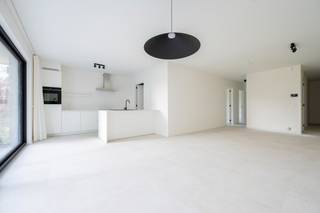 In het centrum van de bruisende gemeente Zwijndrecht stellen wij u met trots voor aan <strong>woonerf "Swyndrecht"</strong><br />Met een frisse en hedendaagse uitstraling dankzij de lichte gevelsteen en tegelijk natuurlijk rustgevend dankzij de groendaken, tuinen en aangeplante bomen.<br />Hoge ramen en lange zichtassen verhogen de leefkwaliteit van zijn bewoners.<br />Vanwege de populaire locatie zijn alle mogelijke werk-, sport- en ontspanningsactiviteiten binnen handbereik en op wandelafstand.<br /><br />Dit bijna-energie-neutraal project biedt u 16 sfeervolle luxe-appartementen, 3 penthouses en 6 woningen (2x HOB en 4xGB) met alle hedendaags comfort en afwerking.<br /><br /><strong>&lt;&lt; WERKEN ZIJN AFGEROND!&gt;&gt;<br />&lt;&lt; REEDS 80% VERKOCHT&gt;&gt;</strong><br />Dit type appartement wordt aangeboden met een bewoonbare oppervlakte van +/-89 m², + een terrasoppervlakte van +/-12m² en heeft <u>1 slaapkamer</u>.<br />Bij elke unit hoort een ondergrondse autostaanplaats of garage en berging te worden aangekocht. Fietsenstalling is inbegrepen. <br />Vloerverwarming met individuele luchtwater-warmtepomp, ventilatiesysteem en 4 zonnepanelen per woongelegenheid zijn inbegrepen.<br />Naast uw eigen terras en/of privétuin geniet u ook van een gemeenschappelijke tuin.<br />Centraal worden er ook gemeenschappelijke afvalcontainters ingeplant.<br />VERKOOP ONDER BTW-STELSEL<br /><strong>Prijzen vanaf €280.880.- exclusief kosten </strong>(registratierechten op grondaandeel, BTW op constructie, ereloon notaris en aansluitingskosten nutsvoorzieningen).<br /><br /><strong>Woonerf "Swyndrecht"</strong>: een unieke woonbeleving!<br />Bodem- en PFAS-onderzoek: GUNSTIG: geen verontreiniging vastgesteld.<br />Bel 03/775.78.79 voor een afspraak op kantoor voor inzage van de plannen, lastenboek en prijslijsten.<br />Ben je ook van plan je eigendom te verkopen? Maak een afspraak voor een gratis schatting, wij maken er samen een succesverhaal van !