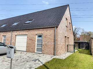 rustig gelegen in een doodlopende straat nabij het centrum, treffen we deze moderne KOPPELWONING.De woning omvat :- inkomhall met...