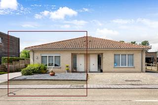 Instapklare woning met 2 slaapkamers<br />Deze knusse woning met alle kamers op het gelijkvloers is gelegen in Dessel op een perceel van 521 m².<br /><br />De indeling is de volgende:<br />Een inkomhal, een ruime living met ramen aan de voor- en zijkant, een volledig geïnstalleerde open keuken.<br />Verder is er een nachtgang met een badkamer met lavabo en douche in bad, een berging en twee slaapkamers.<br />De zolder is bereikbaar via een schuiftrap en dient als bergzolder.<br /><br />Links achteraan het perceel staat een garage van +- 30 m².<br /><br />Deze woning kan gekocht worden als investering of als starterswoning. Een woning met tuin en garage tegen de prijs van een appartement.