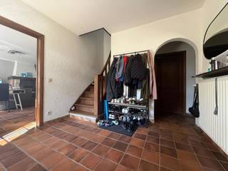 <p>Deze ruime villa met een bewoonbare oppervlakte van ca. 250 m² combineert een royale woonoppervlakte met een verrassend rustige ligging. De woning bevindt zich aan de Kapellei 216 te Zoersel, ter hoogte van de voormalige ‘Toverfluit’. Hoewel de Kapellei in het algemeen gekend is als een drukke verbindingsweg, ligt deze woning in een doodlopende uitmonding van de Kapellei. Hierdoor geniet u hier van een rustige en residentiële woonomgeving, terwijl u toch een vlotte bereikbaarheid behoudt.</p>
<p>De woning beschikt over een ruime living, vier slaapkamers, twee badkamers, een bureau, een dubbele garage en een zolderverdieping over de volledige oppervlakte van de woning (geen vaste trap).</p>
<p>INDELING:</p>
<p>GLV: Een ruime en lichtrijke leefruimte, een gesloten en volledig geïnstalleerde keuken, een bureau ruimte, een inkomhal en een dubbele garage die tevens dienstdoet als wasplaats.</p>
<p>V1: 4 slaapkamers, de ruime hoofdslaapkamer beschikt over een potentiële dressing en een ensuite badkamer. Daarnaast zijn er nog 3 slaapkamers en een tweede moderne badkamer met inloop douche.</p>
<p>De zolder is over de volledige oppervlakte van het huis en is te bereiken via een luik.</p>
<p></p>
<p>BIJZONDERHEDEN:</p>
<ul>
<li>Huurprijs 1850 euro/maand</li>
<li>Bijzonder ruime slaapkamers</li>
<li>Gigantische tuin</li>
<li>3 maanden huurwaarborg</li>
<li>Beschikbaar vanaf 1 september 2026</li>
</ul>