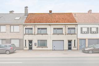 Deze dubbele woning is gelegen vlakbij het centrum van Staden. Dit zijn namelijk 2 woningen die in het verleden omgebouwd zijn tot 1 woning.<br />De dubbele woonst heeft altijd dienst gedaan als handelspand, maar kan opnieuw gerenoveerd worden naar een dubbele woonst.<br /><br />De indeling van deze woning is als volgt:<br /><br />Gelijkvloerse verdieping: 2 aparte inkomhallen, lichtrijke woonkamer, geïnstalleerde keuken, apart toilet, bergruimte, inpandige garage met extra bergruimte voor fietsen of hobby's, , ruim terras met zonnige tuin.<br />Eerste verdieping: 4 slaapkamers, bureelruimte en een badkamer.<br />2 ruime zolderverdiepingen aanwezig, allebei toegankelijk met een vaste trap.<br />Er zijn 22 zonnepanelen aanwezig. De woning is volledig voorzien van nieuwe dubbele beglazing.<br /><br />PLUSPUNTEN:<br />- NIEUWE KETEL<br />- BOVENGRONDSE TANK 5000 L<br />- AIRCO<br />- INPANDIGE GARAGE VOOR 2 WAGENS<br />- PV PANELEN<br />- GRASROBOT<br /><br />Meer info? Bel Alina op het nummer 0470856308.