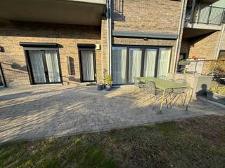 IN OPTIE!<br />Instapklaar gelijkvloers appartement met zuidgerichte privétuin<br /><br />Wonen in alle rust, met de stad binnen handbereik? Ontdek dit lichte en gezellige gelijkvloers appartement aan de achterzijde van een verzorgd gebouw, met een zuidgerichte privétuin als absolute troef. Perfect voor wie houdt van zon, stilte en comfort.<br /><br />De ligging is uitstekend: op wandelafstand van het prachtige Boekenbergpark en Te Boelaerpark, en met het openbaar vervoer letterlijk voor de deur. Met de tram sta je in slechts 20 minuten in het centrum van Antwerpen. Supermarkten, scholen en andere voorzieningen bevinden zich vlakbij.<br />Het appartement zelf biedt een aangename leefruimte met directe toegang tot het terras en de tuin. Overal is er vloerverwarming voor een optimaal wooncomfort. De open keuken is volledig uitgerust met twee combi-ovens, inductiekookplaat, ingebouwde koelkast met diepvriesvak en vaatwasser.<br />Er zijn twee slaapkamers, beide met zicht én toegang tot de tuin, en voorzien van rolluiken voor extra comfort. De badkamer beschikt over een dubbele lavabo en een ligbad. Verder is er een apart toilet, een inkomhal en een handige berging in het appartement zelf. Extra opslagruimte vind je in de ondergrondse, privatieve berging. Tot slot zijn er minstens twee private fietsstaanplaatsen voorzien in de afgesloten, gemeenschappelijke tuin.<br /><br />Een ondergrondse parkeerplaats is optioneel te koop of te huur in hetzelfde gebouw.<br />Kortom: dit appartement combineert een rustige en groene ligging met alle voordelen van de stad. Ideaal voor wie comfortabel en instapklaar wil wonen, met buitenruimte én uitstekende bereikbaarheid.<br /><br />De aanvragen van makelaars worden niet behandeld. <br /><br />Mis deze kans niet – plan vandaag nog je bezoek via: <br />https://calendly.com/boekenberglei27-b002/30min<br />