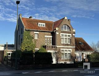 <p><span>Te koop: Statige voormalige schoolwoning met karaktervol cachet en unieke mogelijkheden te Diest (Diestersteenweg 239, 3293 Kaggevinne)</span></p><p><span>Op een absolute toplocatie, pal tegenover de dorpskerk van Kaggevinne, wacht deze uitzonderlijke woning op haar nieuwe eigenaar. Dit elegant en royaal pand is een ware blikvanger. Met zijn imposante gevel, authentieke details en overvloed aan ruimte en gezellige tuin combineert dit pand het mooiste van vroeger met alle comfort van vandaag. De combinatie wonen en werken is dankzij de ligging en indeling van de woning een grote troef.</span></p><h3><span>Unieke troeven op een rij:</span></h3><ul><li><span>Authentieke allure & elegante architectuur:</span><span><br />Dit voormalige schoolhuis ademt geschiedenis en karakter. Denk aan hoge plafonds, sierlijke kroonlijsten en typische oude raampartijen die zorgen voor een sfeervolle lichtinval in elke kamer.</span></li><li><span>Wooncomfort & ruimte ten top:</span><span><br />Beneden vinden we o.a. een gezellige woonkamer, een grote keuken met veranda waar u elk seizoen optimaal beleeft en een extra bijkeuken met afzonderlijke berging. Het bureau is via de gang toegankelijk. De dubbele garage biedt plaats aan 2 wagens, fietsen of hobbyruimte.</span></li></ul><p><span>De eerste verdieping brengt je via de originele trap naar minstens </span><span>4 ruime slaapkamers, 2 volwaardige badkamers (waarvan eentje ensuite) en een extra bureau.</span></p><p><span>Op de tweede verdieping vinden we een grote zolderruimte met hoge balken en een aparte extra kamer.</span></p><ul><li><span>Sfeervol interieur met originele elementen:</span><span><br />Authentieke accenten typeren de woning: ontdek bijvoorbeeld de stijlvolle inkomhal met originele tegelvloer, trap, elegante hoge binnendeuren, aparte vestiaire met bergruimte en gastentoilet. </span></li><li><span>Ideale ligging voor het leven én voor uw (bij)beroep:</span><span><br />Dankzij de opvallende, toegankelijke ligging lenen de beschikbare ruimtes zich ideaal voor wie wonen en werken wil combineren, zonder in te boeten aan privacy of woonkwaliteit. Ook voor een vrij beroep (architect, kinesist...) of co-housingproject zijn er heel wat mogelijkheden.</span></li><li><span>Alles binnen handbereik:</span><span><br />Op wandelafstand vindt u een bushalte, apotheek, kapper, dokterspraktijk, kleuterschool en ontmoetingshuis. U geniet van het dorpsgevoel én de bereikbaarheid naar Diest en omliggende gemeenten.</span></li><li><span>Groen ingesloten tuintje:</span></li></ul><p><span></span><span>Heerlijk genieten van je eigen groene habitat zonder al te veel onderhoud. Had u het charmante voortuintje al opgemerkt? </span></p><h3><span>Indeling:</span></h3><ul><li><span>Kelder:</span></li></ul><p><span>Handige en bruikbare kelder (stook- en bergplaats). Tevens kleine wijnkelder.</span></p><ul><li><span>Gelijkvloers:</span><span><br />Statige inkomhal met authentiek tegelpatroon, vestiaire, toilet, gezellige woonkamer met open haard, aparte eet- of zitkamer, bureau met eigen toegang via de hal, keuken, veranda met zicht op de ommuurde tuin, bijkeuken met berging, dubbele garage.</span></li><li><span>Verdieping 1:</span><span><br />Royale nachthal, minstens vier comfortabele slaapkamers, 2 badkamer(s), en extra bureau.</span></li><li><span>Verdieping 2:</span></li></ul><p><span>Grote bewoonbare zolderruimte (bereikbaar per vaste trap) </span><span>met aparte zolderkamer.</span></p><p><span>EPC = E. Bijgevolg heeft u een renovatieplicht (u dient binnen 6 jaar minstens EPC D te behalen).</span></p><p><span>De elektrische installatie is goedgekeurd tot 2046.</span></p><p><span>Watertoets: score A (zowel voor het perceel als het gebouw).</span></p><h3><span>Waarom kiezen voor deze woning?</span></h3><p><span>Deze karaktervolle woning is zelden te vinden op de markt en biedt u een unieke mix van geschiedenis, charme en moderne mogelijkheden. Of u nu op zoek bent naar een exclusieve gezinswoning, een stijlvolle werkplek of een combinatie van beide: hier vindt u het allemaal.</span></p><p><span>Wilt u deze unieke woning zelf ervaren? Neem vrijblijvend contact op voor een bezichtiging!</span></p><p><span>+32 13 31 25 22<br /> <span>info@immodiest.be</span></span><span><br /> <span>www.immodiest.be</span></span></p><p><span>De virtuele tour kan u reeds nu al bekijken op www.immodiest.be</span></p>