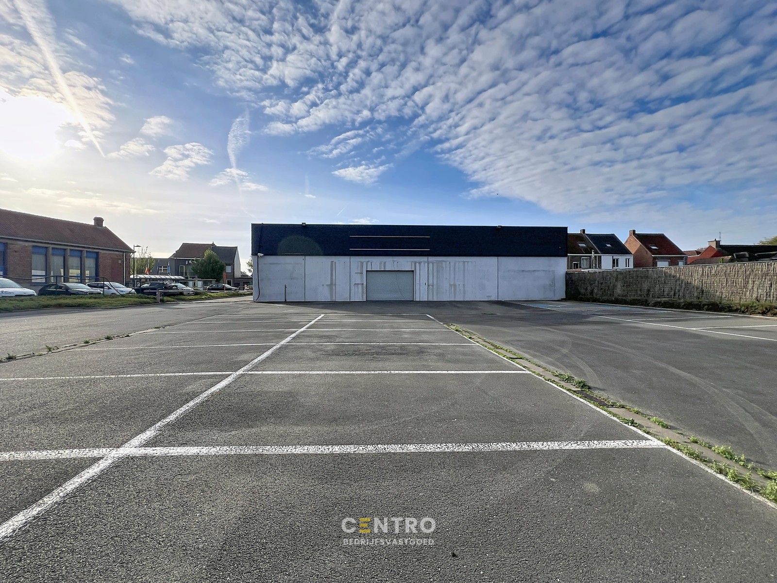 Multifunctioneel bedrijfspand (binnenrecreatie, toonzaal, winkel, opslag,...) van 782m² met 40 parkeerplaatsen op eigen terrein te Bavikhove (Harelbeke). - foto 5