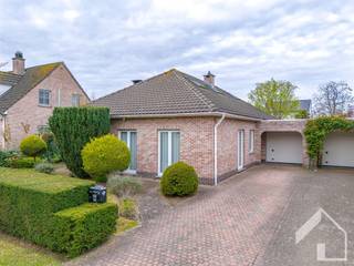 <p><span>Halfopen laagbouw woning met ingerichte zolderverdieping (3 a 4 slaapkamers) gelegen in de rust en het groen op wandelafstand van centrum Gooreind</span></p><p><span> </span></p><p><span>Deze grotendeels gerenoveerde gezinswoning is gelegen nabij het centrum van Gooreind met winkels, openbaar vervoer,.... en omgeven door de rust en het groen. Vanuit deze autoluwe straat is er een vlotte verbinding via diverse invalswegen.</span></p><p><span>Voor ontspanning en natuur hoef je niet ver met verschillende bossen, parken en verenigingen in de directe omgeving. </span></p><p><span> </span></p><p><span>Het betreft een halfopen gezinswoning met tuin, garage en oprit voor meerdere wagens. </span></p><p><span>Via de centrale inkomhal met gastentoilet betreden we de ruime woning. De leefruimte met veel natuurlijke lichtinval ligt vooraan en heeft een haard voor extra gezelligheid. De gerenoveerde badkamer met inloopdouche, extra toilet en lavabo bevinden zich ook op het gelijkvloers. De volledig geïnstalleerde leefkeuken ligt achteraan en geeft via de grote schuifraam uit op terras en tuin. Verder zijn er nog twee extra ruimtes die gebruikt kunnen worden als bureel, slaapkamer, hobbyruimte,...</span></p><p><span>Via de wasplaats/technische ruimte heb je ook rechtstreeks toegang tot de garage. </span></p><p><span>Op de verdieping hebben we drie slaapkamers, een ruime slaapkamer met dressing, twee slaapkamers met ingemaakte kasten en een toilet met lavabo. </span></p><p><span>Rondom de woning een volledig afgesloten tuin en een handig tuinhuis voor het opbergen van spullen. </span></p><p><span> </span></p><p><span>EPC label C</span></p><p><span>Open haard</span></p><p><span>Zonnepanelen met groene stroomcertificaten</span></p><p><span>Kindvriendelijke omgeving</span></p><p><span>Instapklaar</span></p><p><span>Vele mogelijkheden</span></p><p><span> </span></p><p><span>Wil je gelijkvloers wonen met veel extra ruimte of zoek je meer plaats met je gezin? In deze kindvriendelijke, rustige en groene omgeving kies je zelf wat het beste bij je past, wij begeleiden jullie graag.</span></p><p><span>Ook voor een waardebepaling van je eigen woning kan je bij ons terecht.</span></p><p><span> </span></p><p><span>Contacteer Immo Matrix-Kolum voor meer info en plan uw bezoek.</span></p><p><span> </span></p>