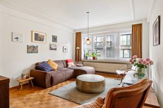 IN OPTIE. Charmant 2 slaapkamer appartement in Antwerpen-Zuid en vlakbij het Stadspark. Ruime inkomhal met apart toilet, wasplaats en...