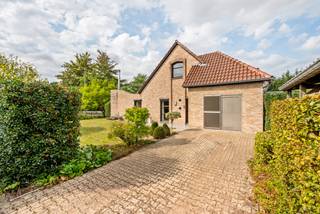 Op een aangename locatie in Houthalen-Helchteren bevindt zich deze vrijstaande woning aan de Wilgenstraat 92. De woning werd opgericht in 1968 en beschikt over een bruikbare vloeroppervlakte van ca. 156 m² (bron EPC). Dankzij de ruime en bijzondere indeling vormt deze eigendom een interessante basis voor wie op zoek is naar een woning die volledig naar eigen smaak kan worden gemoderniseerd.<br /><br />Binnenin valt vooral de hoeveelheid leefruimte op. De woning beschikt over een inkomhal, keuken, eetkamer en ruime woonkamer, aangevuld met een afzonderlijke family room die tal van mogelijkheden biedt als tweede zithoek, hobbyruimte of polyvalente leefruimte.<br /><br />Verder zijn er 3slaapkamers, waaronder een ruime hoofdslaapkamer, een badkamer, verschillende hallen en een praktische wasplaats.<br /><br />Een bijkomende troef is dat de woning deels onderkelderd/ onderkruipkelderd is. Deze kelder biedt extra bergruimte en beschikt bovendien over een rechtstreekse toegang tot de tuin.<br /><br />Ook naar uitbreiding van de bruikbare ruimtes toe zijn er interessante mogelijkheden. Boven de woning bevindt zich een nog volledig in te richten zolderruimte. Deze is momenteel bereikbaar via de voormalige garage, die vandaag niet langer als garage wordt gebruikt. De zolder biedt hierdoor bijkomend potentieel om, mits de nodige aanpassingen en vergunningen waar vereist, extra ruimte te creëren volgens de behoeften van de toekomstige eigenaar.<br /><br />Ook de buitenruimtes vormen een aangename aanvulling. Vanuit verschillende delen van de woning is er aansluiting met de patio's/terrassen, waardoor binnen- en buitenruimte mooi met elkaar verbonden worden.<br /><br />De woning heeft een EPC-label E met een energiescore E van 470 kWh/(m² jaar) en valt bijgevolg onder de renovatieverplichting. Dit biedt de toekomstige eigenaar tegelijk de mogelijkheid om de woning energetisch en esthetisch grondig naar eigen wensen te vernieuwen.<br /><br />Een vrijstaande woning met een interessante oppervlakte, een atypisch ruime indeling, kelder, nog in te richten zolderruimte en vooral heel wat mogelijkheden voor wie op zoek is naar een renovatieproject met potentieel in Houthalen-Helchteren.