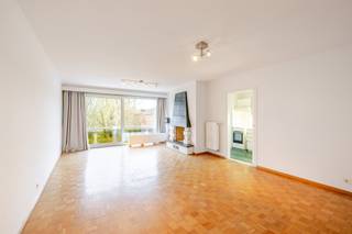 Dit appartement met een binnenoppervlakte van 115 m² is gelegen op de derde verdieping van een verzorgd gebouw aan de Parklaan 127 in Aalst, één...