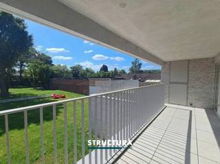 Vous souhaitez nous rendre visite ? Cela est possible UNIQUEMENT sur rendez-vous via notre site web personnel.(Disponible 24h/24 et 7j/7 tant que les réservations ne sont pas complètes) Via le bouton : « Prendre rendez-vous ». Il n'est pas possible de réserver par téléphone ou via des sites web externes.Appartement avec terrasse et deux chambres à louer au centre de Merchtem, à proximité d’Albert Heijn, des transports en commun et du parc Lijsterbes.Vous recherchez un appartement élégant, économe en énergie et confortable, situé dans un emplacement central ? Alors ce tout nouveau appartement dans la résidence contemporaine et à taille humaine « GUSTJE » est exactement ce qu’il vous faut. L’appartement est accessible par ascenseur.Gustje est située en plein cœur de Merchtem, dans le centre du village, à distance de marche des commerces, écoles, transports en commun, établissements horeca et autres commodités essentielles.Une base idéale pour ceux qui souhaitent avoir tout à portée de main, sans compromettre le calme et le confort.Grâce aux techniques énergétiques durables et aux finitions de haute qualité, vous profitez ici d’un logement facile à entretenir, avec de faibles coûts énergétiques. Vous y vivez dans un confort optimal, avec une attention particulière portée à la durabilité, à la lumière naturelle et à l’esthétique.Caractéristiques :- Entièrement peint, prêt à emménager - Pompe à chaleur avec chauffage par le sol - Cave incluse dans le prix- Charges : 100 €/mois - Emplacement de parking - Panneaux solaires installés - Garantie locative : 3 mois de loyer