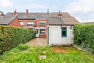 Te koop: Ruime woning met veel potentieel in DottigniesIn een rustige en gegeerde straat in Dottignies, vlak bij tal van voorzieningen, bevindt zich deze ruime woning met 3 slaapkamers en uitbreidingsmogelijkheden tot 5 slaapkamers. Een interessante opportuniteit voor wie op zoek is naar een woning die volledig naar eigen smaak kan worden gemoderniseerd!Wat maakt deze woning uniek?Via de inkomhal bereikt u de gezellige leefruimte met zit- en eetgedeelte, aansluitend op de ruime open keuken. Verder beschikt het gelijkvloers over een praktische wasruimte, een afzonderlijk toilet en een droge kelder. Op de eerste verdieping bevinden zich 3 volwaardige slaapkamers en een badkamer. De tweede verdieping biedt een ruime, inrichtbare zolder, waar eventueel nog 2 extra slaapkamers kunnen worden gecreëerd.Buiten geniet u van een aangenaam terras en een tuin met gunstige oriëntatie. Daarnaast beschikt de woning over een schuur, een achterliggende voetgangersdoorgang en parkeergelegenheid vooraan.Dankzij de royale ruimtes en talrijke indelingsmogelijkheden biedt deze eigendom heel wat potentieel om er een comfortabele gezinswoning van te maken.Voor wie is dit ideaal?Ideaal voor mensen die op zoek zijn naar een ruime woning met tuin, parkeergelegenheid en mogelijkheden om alles naar eigen wens in te richten.Te koop via Immo Beguin, jouw vastgoedexpert sinds 2009, met kantoren in Ronse, Waregem, Kortrijk, Deinze, Doornik, Lessines, Moeskroen en Nieuwpoort.