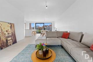 <p><span>Beslist u voor 31/12/2025 dat u één van deze woningen aankoopt? Dan leggen wij voor u het terras en de oprit aan!</span><span> </span></p><p><span>Lot 5 is de meest rechts gelegen woning van het project, deze woning is een gesloten woning maar beschikt over een autostaanplaats en ook een inpandige garage. Via de garage is er een directe toegang tot de tuin, wat een grote troef is van deze woning! Deze woning kenmerkt zich verder door een ruime garage die een directe toegang tot de tuin voorzien, 3 slaapkamers, een extra berging op het verdiep alsook een ruime zolder. </span></p><p><span> </span></p><p><span>Extra troeven voor deze woningen zijn:</span></p><p><span> </span></p><ul><li><span>Vloerverwarming;</span></li><li><span>Ventilatiesysteem D;</span></li><li><span>Buitenschrijnwerk in ALU;</span></li><li><span>Regenwaterput van 10.000 L bij iedere woning</span></li><li><span>Gesloten woningmet een directe toegang tot de tuin via de garage;</span></li><li><span>Inpandige garage en extra autostaanplaats;</span></li><li><span>Als bouwheer garanderen we een E-peil van E20, wat u als koper recht heeft op een korting van 50% op uw onroerende voorheffing gedurende 5 jaar;</span></li><li><span>U koopt rechtstreeks van de bouwheer;</span></li></ul><p><span> </span></p><p><span> </span></p><p><span>Wij streven naar de maximale prijs-kwaliteit verhouding, de volledige afwerking van de woningen staat verder omschreven in het lastenboek. </span></p><p><span> </span></p>