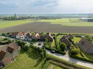 Wie rustig en ruim wil wonen (309m² bewoonbare oppervlakte), moet deze woning zeker eens komen bekijken.<br />Deze woning is gelegen in het landelijke Houtave, een deelgemeente van Zuienkerke, en geniet van een prachtig uitzicht op de tuin en de omliggende natuur.<br /><br />Rustig gelegen maar toch goede bereikbaarheid: op 7 minuten rijden van de A11 (richting Knokke of E40), op 10 minuten van Brugge, op 7 minuten rijden van de kust, op 15 minuten van Oostende<br /><br />De woning bevindt zich bovendien op een ruim perceel, wat zorgt voor extra privacy, tal van mogelijkheden en een aangenaam gevoel van openheid.<br />Daarnaast beschikt de woning over een ruime oprit en een dubbele garage.<br />De leefruimtes zijn ruim en praktisch ingedeeld.<br />Zo beschikt de woning over een ruime inkomhal met apart toilet en vestiaire, een lichtrijke woonkamer, een aparte, grote keuken met aansluitend een ruime berging, een badkamer, vier slaapkamers, een extra polyvalente ruimte die verder kan worden ingericht en een grote zolder.