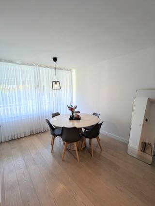 Gezellig en lichtrijk appartement met zuid-gericht terras gelegen op de eerste verdieping. Zeer centraal gelegen nabij openbaar vervoer en...