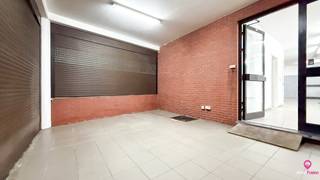 Bij ImmoFusion 7/7 “open huis” : klik op onze 3D-TOUR.<br /><br />https://my.matterport.com/show/?m=kGpSUk68n4i<br />https://my.matterport.com/show/?m=uejZK6hLcov<br />Dit ruim handelspand met magazijn en mogelijkheid tot kantoor is uitstekend gelegen op Kolderhof 3 in Heusden-Zolder, op de hoek met de bruisende Koolmijnlaan. Dankzij deze topligging geniet het pand van een uitstekende visibiliteit en een vlotte bereikbaarheid. Het bevindt zich op wandelafstand van openbaar vervoer, winkels en scholen, en in de nabijheid van de Mijnterril Heusden-Zolder. Bovendien ligt het eigendom centraal tussen Houthalen-Helchteren, Zonhoven en Beringen, wat zorgt voor een strategische en vlot bereikbare ligging.<br /><br />Het handelspand op het gelijkvloers biedt diverse mogelijkheden en kan perfect dienen als magazijn, opslagruimte of handelsruimte, al dan niet gecombineerd met kantoorinrichting. De ruimte geniet van veel natuurlijke lichtinval en biedt tal van indelingsmogelijkheden naargelang de activiteit. Een bijkomende troef is de zeer ruime openbare parking tegenover het gebouw, wat zorgt voor extra comfort voor klanten, leveranciers en personeel.<br /><br />Boven het handelspand bevindt zich een ruim en verzorgd duplex appartement met een totale bewoonbare oppervlakte van maar liefst 243 m². Deze moderne en instapklare woning beschikt over vijf volwaardige slaapkamers en wordt gekenmerkt door een overvloed aan lichtinval. Via de ruime inkomhal met trap bereikt u de bovenliggende verdiepingen. Op het eerste verdiep bevindt zich een grote, lichtrijke leefruimte en een volledig ingerichte keuken, evenals een badkamer. Op het tweede verdiep bevinden zich de overige slaapkamers en een tweede badkamer, wat zorgt voor extra comfort en functionaliteit.<br /><br />De combinatie van een polyvalent handelspand op een zichtlocatie en een uitzonderlijk ruime duplexwoning maakt dit eigendom bijzonder interessant voor wie wonen en werken wil combineren of voor investeerders die op zoek zijn naar een pand met veel potentieel op een topligging.<br /><br />Pluspunten:<br /><br />-Topligging op de hoek van de Koolmijnlaan in Heusden-Zolder<br />-Uitstekende visibiliteit dankzij de hoeklocatie<br />-Vlotte bereikbaarheid met openbaar vervoer in de nabije omgeving<br />-Gelegen nabij winkels, scholen en andere voorzieningen<br />-Op korte afstand van de Mijnterril Heusden-Zolder<br />-Centrale ligging tussen Houthalen-Helchteren, Zonhoven en Beringen<br />-Ruime woningoppervlakte van 243 m² met veel indelingsmogelijkheden<br />-Geschikt als magazijn met mogelijkheid tot kantoorruimte<br />-Veel natuurlijke lichtinval<br />-Zeer ruime openbare parking tegenover het pand<br />-Veel potentieel voor diverse commerciële activiteiten<br /><br /><br />Voor een afspraak of meer info, bel ons op 078/78.78.70, of kom gewoon binnen op ons kantoor. Steeds welkom!