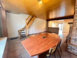 Deze woning is gelegen op een steenworp van scholen, Roeselare centrum, openbaar vervoer, supermarkten, snelwegen ...<br /><br />De woning omvat op de gelijkvloerse verdieping volgende indeling: inkom, ruime woonkamer, open keuken, badkamer, zonnige tuin met tuinhuis én uitweg!<br /><br />Op de eerste verdieping is volgende indeling aanwezig: 2 slaapkamers.<br /><br />Op de tweede verdieping is volgende indeling aanwezig: 1 slaapkamer (klaar op afwerken na én te bereiken met een vaste trap die zeer snel te installeren is).<br /><br />PLUSPUNTEN:<br />- CENTRALE LIGGING<br />- ZONNIGE TUIN<br />- UITWEG IN DE TUIN<br />- boiler volledig vernieuwd<br />- elektriciteit conform