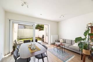 <p><span> </span></p><p><span>Instapklaar, tot in de puntjes verzorgd en op een fijne Borgerhoutse locatie, dat is jouw nieuwe appartement in een notendop. Inpakken, verhuizen, uitpakken en genieten maar!</span></p><p><span>Van je nieuwe plekje, en van de stadstuin natuurlijk!</span></p><p><span> </span></p><p><span>Je ziet het al meteen aan de verzorgde bakstenen gevel met nieuwe blauwgrijze pvc-ramen: dit pand werd met zorg vernieuwbouwd.  Je komt binnen via de lichte, gemeenschappelijke hal, met z’n cementtegel met retromotief en de mooie afgeschuurde houten trap als eyecatchers.</span></p><p><span> </span></p><p><span>Zon op je terras en in je tuin</span></p><p><span>Het gelijkvloers appartement heeft al meteen een binnenkomer van jewelste: de leefruimte met een schuifraam van muur tot muur, dat uitgeeft op de fijne stadstuin. Denk: een écht stuk gazon, een lichtgrijze terrastegel en witgekalkte muren die het licht mooi weerkaatsen. Vanuit je zithoek, of vanuit de open keuken kijk je hier zo op je stukje groen. </span></p><p><span>Bovendien is je tuintje zuidwest georiënteerd, dus je pakt hier lekker veel zon binnen. Je terras is ook voor een stukje overdekt; goed voor regenachtige dagen waarop je toch even buiten wilt.<br />Ook handig: de tuinberging, met aansluiting voor je wasmachine of plaats voor je grasmachine en ander tuingereedschap. De witte crepi achtergevel zorgt voor een ruimtegevoel.</span></p><p><span> </span></p><p><span>De open keuken is volledig uitgerust met kwaliteitstoestellen en heeft een moderne look: greeploze witte kasten, stenen werkblad, onderhoudsvriendelijk inductievuur, dampkap,  afwasmachine, combi-oven, koelkast en diepvriezer.</span></p><p><span> </span></p><p><span>De prachtige tegelparket verbindt alle ruimtes naadloos met mekaar: van de woonkamer en de keuken achteraan, tot de gang en de fijne slaapkamer vooraan. In het midden van het appartement heb je een apart toilet met lavabo en afzuigsysteem, en een gloednieuwe badkamer op een mooie marmertegel, met een ruime inloopdouche met regenkop, lavabo met spiegelkast en een grote handdoekendroger. Nog een bonus: de vele stopcontacten die overal werden voorzien!</span></p><p><span> </span></p><p><span>Residentiële Borgerhoutse wijk</span></p><p><span>Je woont hier in een rustige wijk in Borgerhout, op enkele straten van de Singel en de Plantin en Moretuslei, met allerlei supermarkten, buurtwinkeltjes en zelfs een apotheek op wandelafstand. Ook de velo-stations zijn hier nooit veraf en uitgaan in de buurt kan op het Moorkensplein. </span></p><p><span> </span></p>