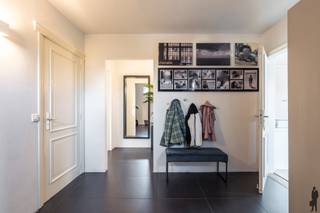 Charmante woning met 5 slpk. op een perceel van ca. 843m² te Meerle!INDELINGGelijkvloerse verdieping:- Inkomhal met gastentoilet- Ruime, gezellig...