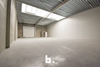 Het ruime nieuwbouwmagazijn (170m²) met gepolierde betonvloer bevindt zich in het industrieterrein te Moorslede.<br /><br />Uitrusting:<br />- Nieuwbouw in beton<br />- Gepolierde betonvloer<br />- Grote lichtkoepel<br />- Sectionale poort 4m x 4m + toegangsdeur<br />- Toilet<br />- Eén extra autostaanplaats<br /><br />Beschikbaar vanaf 01/07<br />Huurprijs: €685,00 excl. BTW