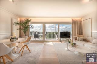 TE HUUR – Luxueus gemeubeld appartement op de Kustlaan nabij het AlbertpleinOp toplocatie in het hart van het Zoute, vlak bij het iconische...