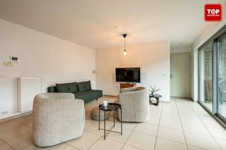 Op een strategische ligging nabij centrum Gent bevindt zich dit klassiek, ruim en lichtrijk appartement met staanplaats.<br /><br />In dit instapklare appartement (2011) in een kleinschalig gebouw geniet je van twee slaapkamers en een ruime woonkamer met aansluitend de keuken. Er is ook een aparte berging met plaats voor een wasmachine en een droogkast. De badkamer is uitgerust met een bad, lavabo en wc. Aan de achterkant van het appartement bevindt zich een groot terras, zuidwestelijk georiënteerd en zonder inkijk van buren. Als extra troef zijn er een staanplaats en een berging inbegrepen in de prijs.<br /><br />Aan het einde van de straat waar het appartement gelegen is, bevindt zich een groene oase van rust in het Coyendanspark en Portus Ganda, waar je in alle rust kunt ontspannen.<br />Het appartement bevindt zich ook in de buurt van het openbaar vervoer: er is een bushalte op ongeveer 100 meter afstand, en het Zwembad Van Eyck ligt op 200 meter van het appartement.<br />Het Station Gent-Dampoort ligt op 500 meter van je voordeur, waardoor je geniet van een vlotte treinverbinding naar de grote steden.<br /><br />Syndickosten +-100 euro/maand<br /><br />Momenteel verhuurd aan 1100 euro per maand<br /><br />Indien u interesse heeft aarzel dan zeker niet om contact op te nemen met Top Vastgoed voor een bezoek: 0475 700 700