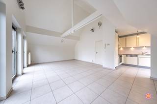 Vandaag nemen we je mee naar een instapklaar appartement gelegen in Wintam. Het appartement wordt omringd door groen, rust en bevindt zich vlak bij de dijk.<br /><br />Het appartement is beschikbaar via twee ingangen, één vooraan en één achteraan. Beide zijn privatieve ingangen, er is geen gemeenschappelijke inkom.<br /><br />Bij het betreden van het appartement langs de voorzijde kom je terecht in de inkomhal. Deze geeft toegang tot verschillende ruimtes, als eerste de ruime en open leefruimte met aansluitend de keuken met deels vernieuwde toestellen. Verder beschikt het appartement over twee slaapkamers, een badkamer met douche, bad en dubbele lavabo, een praktische berging en een apart gastentoilet.<br /><br />Zeer praktisch is dat het appartement over een ruime opbergzolder beschikt, die te bereiken is via een uitschuifbare trap.<br /><br />Het appartement biedt twee prachtige buitenruimtes, zowel een terras aan de leefruimte met een mooi open zicht als een tuin langs de achterzijde van de keuken.<br /><br />Verder is er nog een autostaanplaats in de prijs inbegrepen.<br /><br />Ben je opzoek naar een leuk appartement? <br />Contacteer ons gerust via yordi@julimmo.be of 03 303 39 36.