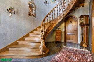 Ruime villa op toplocatie.<br /><br />Indeling gelijkvloers: inkomhall, woonkamer, ingerichte keuken met eetplaats, veranda met zicht op de prachtige tuin, sas, wasplaats met douche, apart toilet en inpandige garage.<br />Indeling 1e verdieping: nachthall, 3 slaapkamers, apart toilet en badkamer (dubbele lavabo - ligbad - wc-.<br />Ook zijn er een bergzolder en ruime voorraadkelder.<br /><br />Deze ruime woning in klassieke stijl is afgewerkt met zeer kwalitatieve materialen. Het pand is in goede staat van onderhoud.<br /><br />Voorts is er een prachtig aangelegde tuin met terras en tuinhuis. De tuin biedt veel privacy. Aan de voorkant van het huis is er parkeergelegenheid voor +/- 3 wagens.<br /><br />Centraal doch rustig gelegen op wandelafstand van winkels, scholen, openbaar vervoer, ..<br /><br />EPC: 391 kWh / m².<br /><br />Nog vragen? Neem dan zeker contact op met Immo SP te Geel op 014/59 10 20 of via info@immosp.be.