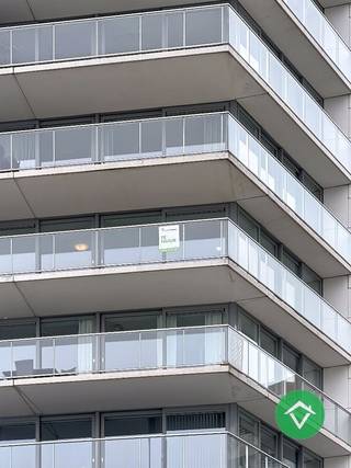 Dit gemeubeld appartement bestaat uit: living - keuken - ruim terras - nachthal - berging/wasplaats - toilet - badkamer - 2 slaapkamers. <br /><br />Huurprijs 1075 €/mnd (exclusief 50 €/mnd syndickosten)<br />Onmiddellijk beschikbaar.<br />EPC-Label B.