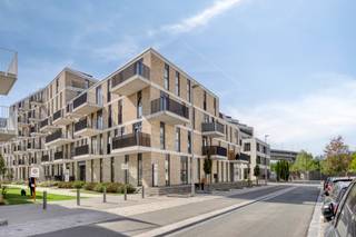 <p>Welkom in het project City Gate Machelen, een mixed woonproject voor zowel bewoning als investering. Met ons mooie aanbod aan kwalitatieve appartementen, geniet u van toegankelijke instapprijzen en een groot marktpotentieel in een toekomstbuurt aan de rand van Brussel. Dankzij de nabijheid van het openbaar vervoer en dichtbijgelegen stations is Machelen één van de toppers op vlak van bereikbaarheid voor pendelaars. En ook automobilisten die dagelijks richting Brussel trekken, zitten hier goed. Machelen heeft een vlotte ontsluiting richting de Brusselse Ring en wordt doorkruist door talrijke andere invalswegen. Steden zoals Brussel, Mechelen, Antwerpen, Vilvoorde en Leuven zijn zo vlot bereikbaar. City Gate omvat een uniek en divers aanbod, van betaalbare appartementen tot ruime penthouses. Deze appartementen zijn volledig instapklaar tegen de akte. In uw appartement geniet u van het nodige comfort, ook in de keuken en badkamer. City Gate zorgt zo voor een instapklare woonst waar u zich meteen thuis voelt. Komt u hierzelf wonen dan kan u onder bepaalde voorwaarden genieten van 6 % btw in plaats van 21 %. Ook investeerders vinden hier een gamma aan appartementen met onmiddellijk rendement! </p><p>Intereresse? Neem dan snel contact op voor een afspraak in onze modelappartementen. Het kantoor van Altro Brussel is gelegen in dit nieuwbouwproject.</p>