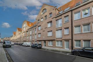 Wees welkom in de Boomlaarstraat 4 in Lier; een groot, volledig instapklaar en uiterst verzorgd gelijkvloers appartement met 2 slaapkamers.<br />Dit mooie en lichtrijke gelijkvloerse appartement heeft een privatieve tuin, een gesloten garagebox en is goed gelegen nabij het centrum en aan het station.<br /><br />INDELING: <br />Bij het betreden van het appartement passeren we het toilet in de ruime en frisse inkomhal.<br />Vervolgens gaan we naar de zeer ruime, open woonkamer. Aansluitend is er een grote keuken die uitgerust is met kookplaat, dampkap, vaatwas, ijskast, frigo en oven. Vanuit de keuken heb je toegang tot het terras en de tuin.<br />Het appartement beschikt over 2 volwaardige slaapkamers.<br />De badkamer heeft een ligbad, een dubbel lavabomeubel en een toilet.<br /><br />De verzorgde privatieve tuin beschikt over een terras dat deels open en deels overdekt is. Grenzend aan het terras is er een praktische tuinberging.<br />De afgesloten garagebox is rechtstreeks vanuit de tuin te bereiken. Deze box dient mee aangekocht te worden en wordt aangeboden aan 30.000€.<br /><br />De ondergrondse privatieve kelderberging is inclusief.<br /><br />BIJZONDERHEDEN:<br />- EPC B<br />- Elektriciteit is conform<br />- Asbestveilig<br />- Privétuin met rechtstreekse toegang naar garage<br />- Privatieve tuinberging<br />- Ondergrondse kelderberging