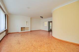 <p><span>Zeer licht en goed onderhouden </span><span>appartement</span><span> met </span><span>lift</span><span> in een klein appartementsblok staat te koop op de Karel Mestdaghplein 11 te Wilrijk, niet ver van het centrum. </span></p><p><span> </span></p><p><span>Het appartement is gelegen op de </span><span>vierde</span><span> verdieping en beschikt over een leefruimte van 35 vierkante meter. </span></p><p><span> </span></p><p><span>Indeling</span></p><p><span>- ruime inkomhal met ingebouwde kasten</span></p><p><span>- apart toilet</span></p><p><span>- leefruimte </span></p><p><span>- keuken met extra berging</span></p><p><span>- badkamer </span></p><p><span>- slaapkamer 1</span></p><p><span>- technische berging</span></p><p><span>- terras</span></p><p><span> </span></p><p><span>Algemeen </span></p><p><span>- terras met mooi open zicht, aansluitend aan de keuken</span></p><p><span>- gunstig EPC 172 kWh/m² jaar, </span><span>label B</span></p><p><span>- beschikbaar bij akte</span></p><p><span> </span></p><p><span> </span></p><p><span>Ben jij geïnteresseerd in dit appartement te koop in Wilrijk, ben je op zoek naar ander vastgoed of wens je de waarde van jouw eigendom te kennen? Dan ben je bij BOLT Immo aan het juiste adres! Wij helpen jou graag verder.</span></p><p><span> </span></p><p><span> </span></p><p><span> </span></p>