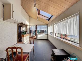 Langs de hoofdstraat van Veldegem vinden we deze charmante, te renoveren woning boordevol mogelijkheden. Dankzij de centrale ligging geniet je...