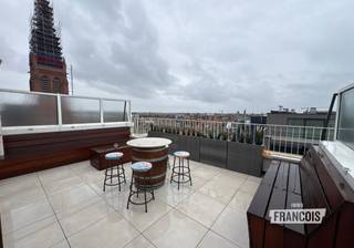 Charmant gemeubeld appartement met zonnig dakterras in Oostende.<br /><br />Op zoek naar een gezellig en praktisch appartement op een uitstekende ligging in Oostende? Dit aangename 1-slaapkamerappartement in de Rogierlaan combineert comfort met een bijzonder fijne buitenruimte.<br /><br />De absolute troef van dit appartement is het ruime, zonnige dakterras. Een heerlijke plek om in alle rust te genieten van een kop koffie, een aperitief of een zonnige dag. Een buitenruimte als deze is een echte meerwaarde in de stad!<br /><br />Het appartement beschikt over een afzonderlijke inkomhal, een gezellige leefruimte en een aparte keuken. De slaapkamer biedt een aangename en rustige ruimte om te ontspannen.<br /><br />De badkamer sluit aan op de slaapkamer en is uitgerust met een douchecabine, toilet en wastafel.<br /><br />Ook de ligging is bijzonder interessant. Je bevindt je op wandelafstand van tal van voorzieningen: openbaar vervoer, horecazaken, supermarkten, bakker, slager, apotheek en diverse andere winkels en diensten. Bovendien ben je dankzij de centrale ligging snel op weg naar de rest van Oostende.<br /><br />Een gezellig appartement met een unieke buitenruimte, ideaal voor wie comfortabel wil wonen op een centrale locatie in Oostende.<br /><br />Interesse? Aarzel niet en plan uw bezoek in via marie@immofrancois.be!<br /><br />